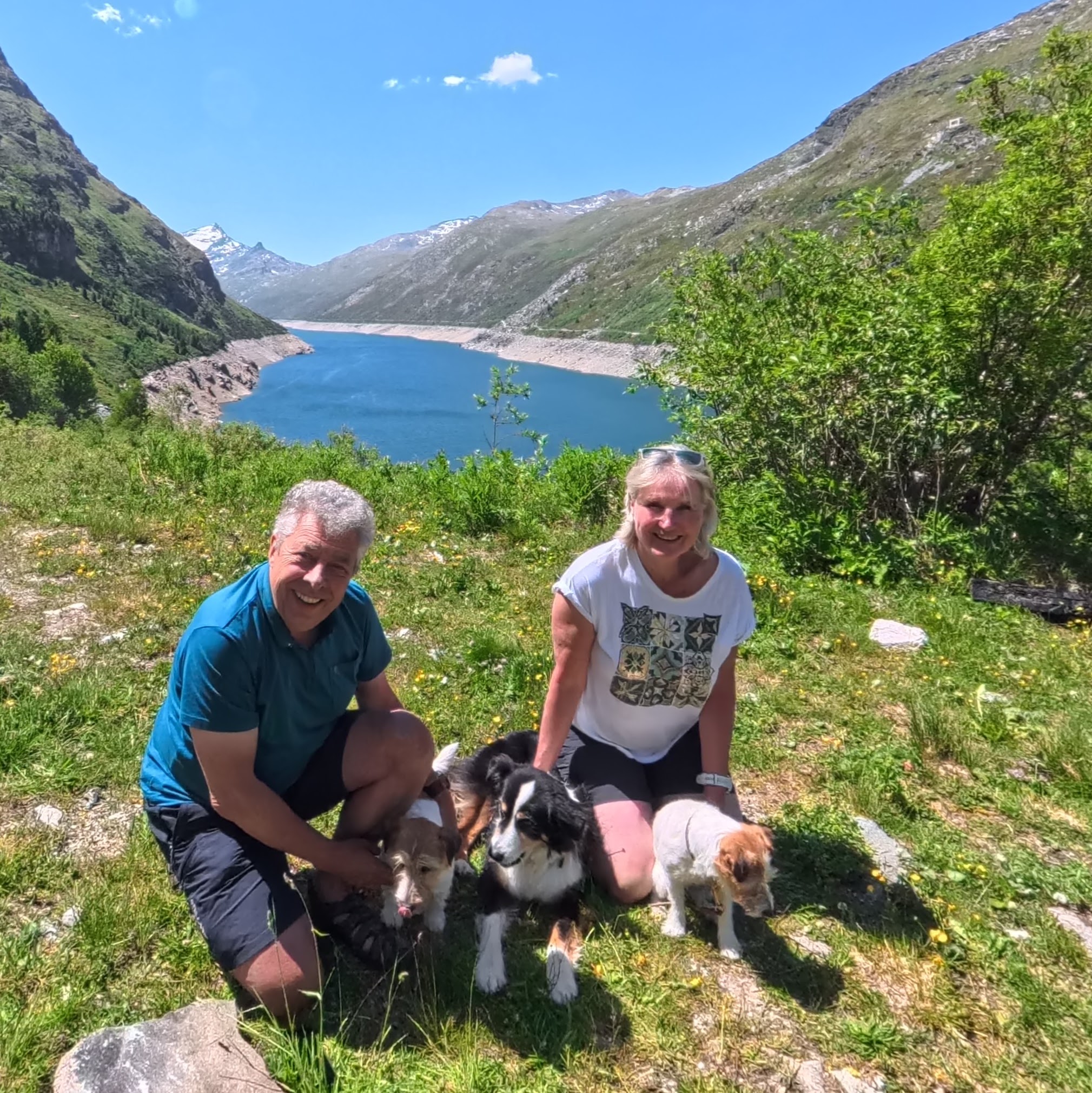 Pia und Heinz mit ihren drei Hunden vor dem Sprinterli